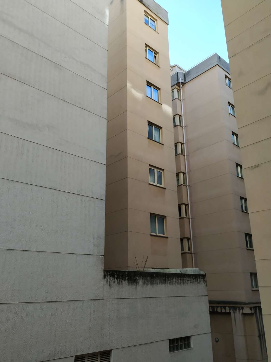 Se alquila local comercial en primera planta, en C/ Novóa Santoas, en A Coruña