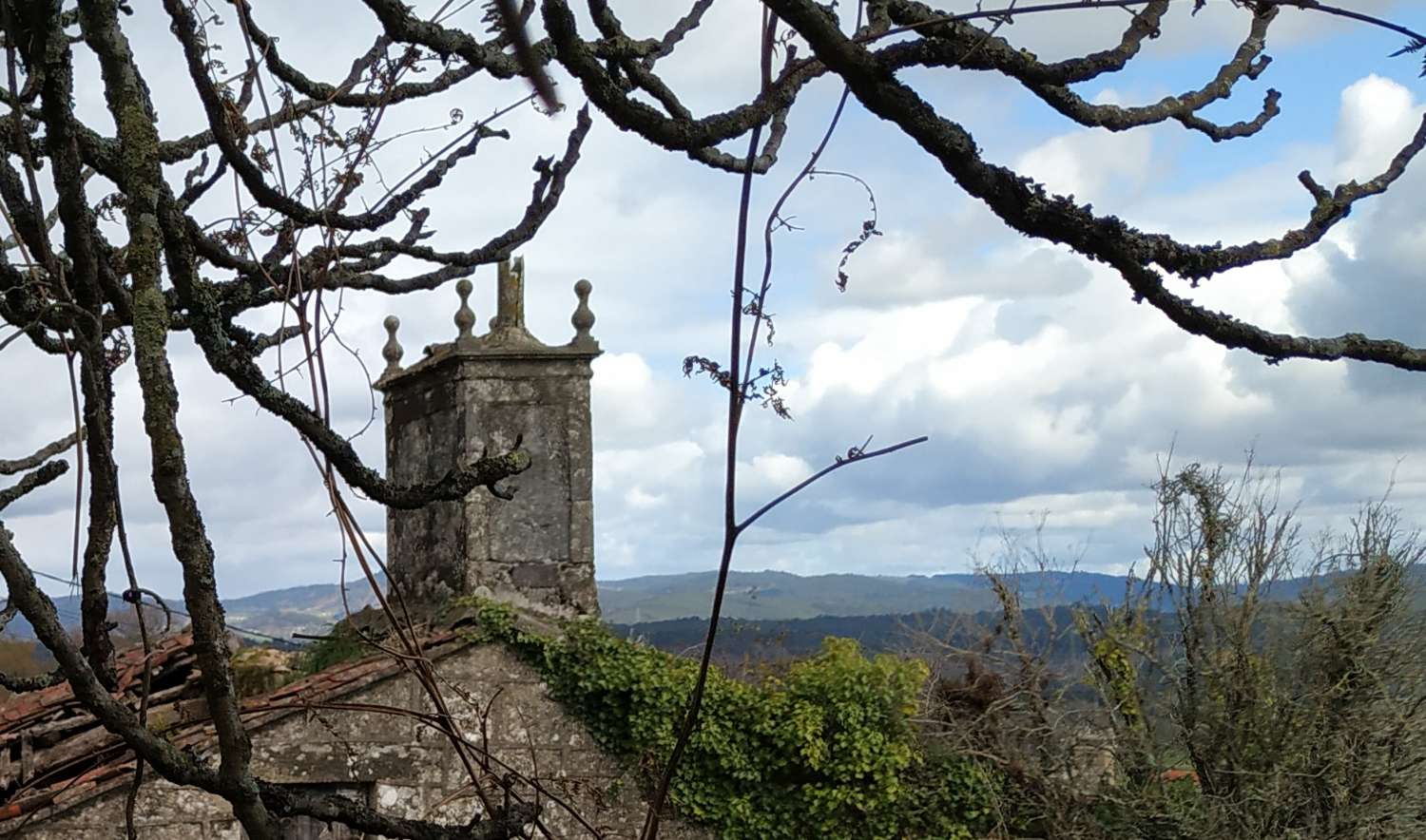 Venta casa de piedra para rehabilitar con terreno de 2.900 m2