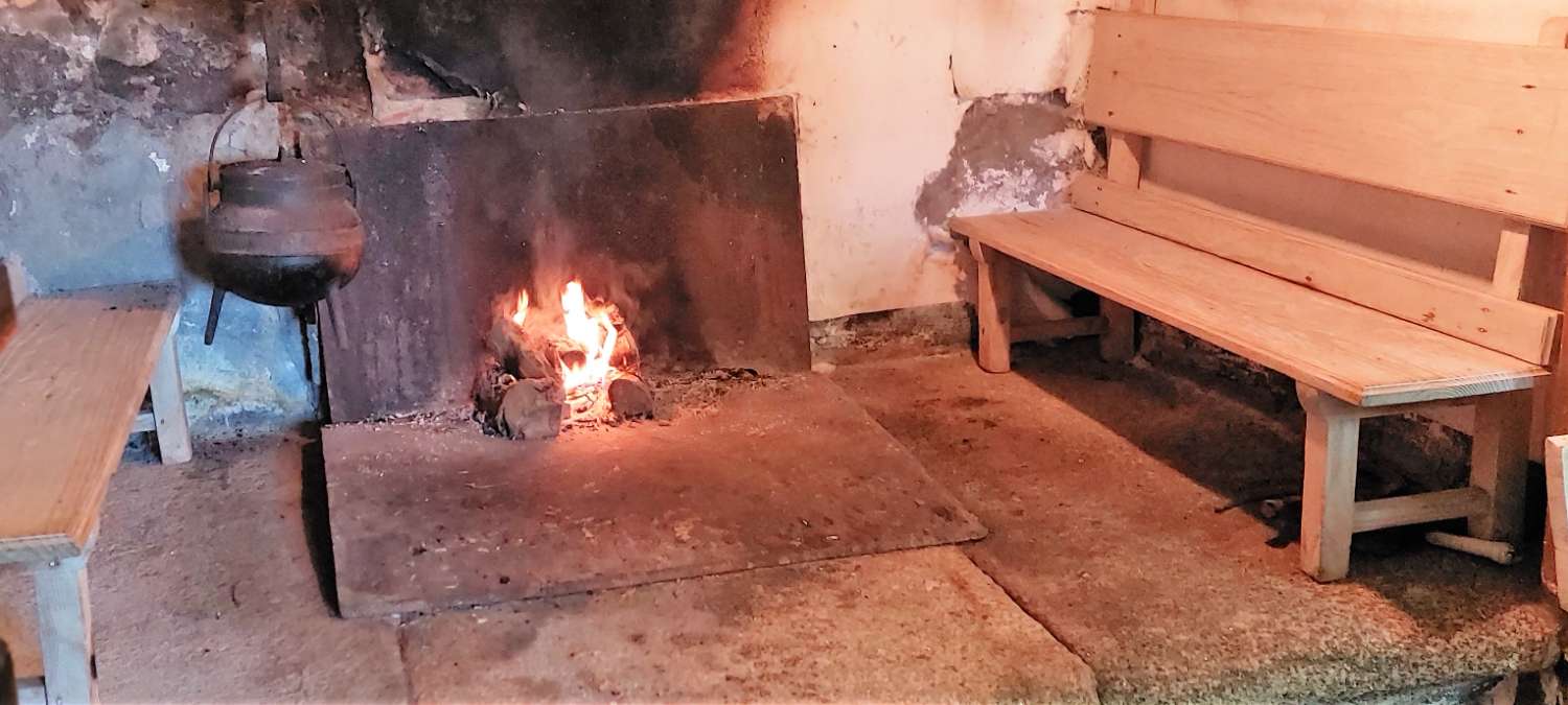 Venta casa de piedra en Coirós de Abaixo, a 3 minutos de la entrada a la Autovía, con finca