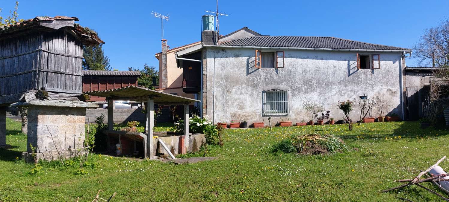 Venta casa de piedra en Coirós de Abaixo, a 3 minutos de la entrada a la Autovía, con finca