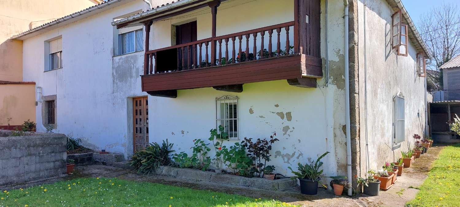 Venta casa de piedra en Coirós de Abaixo, a 3 minutos de la entrada a la Autovía, con finca