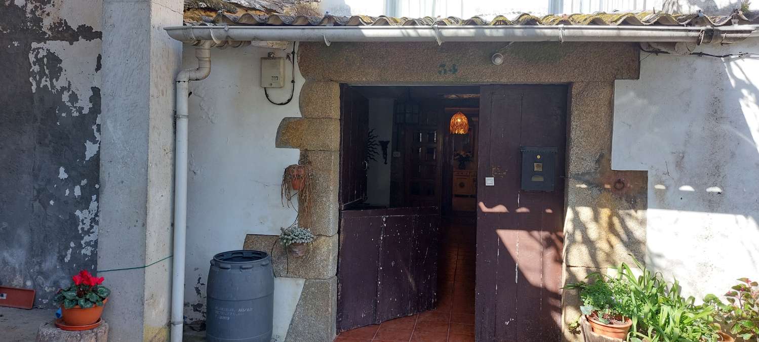 Venta casa de piedra en Coirós de Abaixo, a 3 minutos de la entrada a la Autovía, con finca